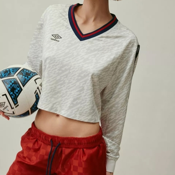 Umbro UO Exclusive V-Neck Long Sleeve Boxy Tee, Size M, Retail Price $39.00 USD - Picture 1 of 12